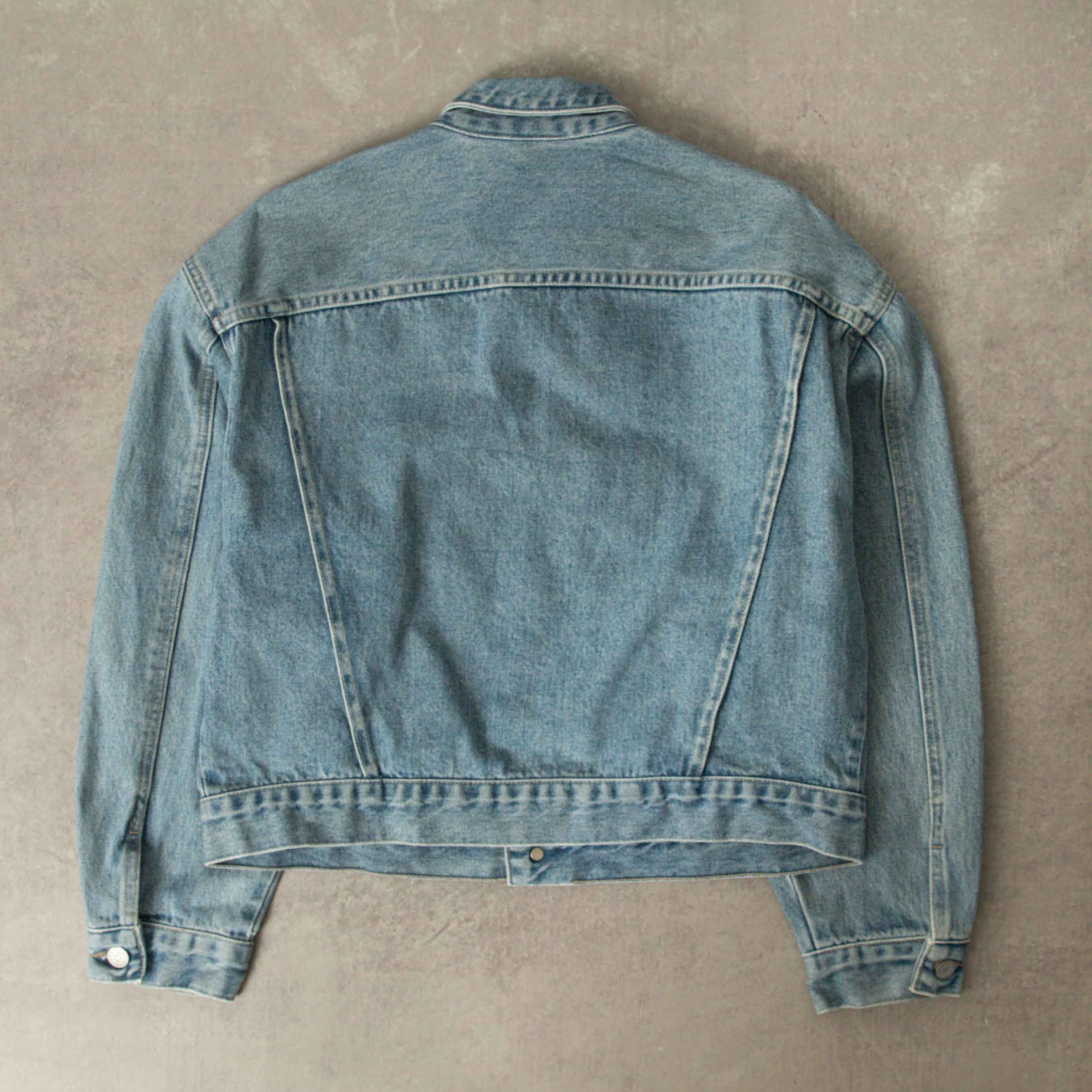 NWOT authentic GUESS Distressed Medium Wash Denim Jean Jacket Medium